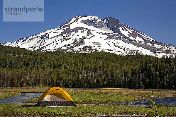 Zelt am Fuße der South Sister  Three Sisters Wilderness Area; Oregon  Vereinigte Staaten von Amerika