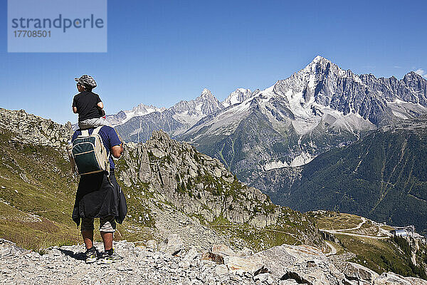 Wanderer oberhalb des Chamonix-Mont-Blanc-Tals  mit dem Mont-Blanc-Massiv im Hintergrund; Frankreich