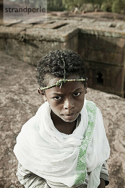 Junger Junge trägt ein traditionelles Stirnband aus Gras zum orthodoxen Osterfest; Lalibela  Äthiopien