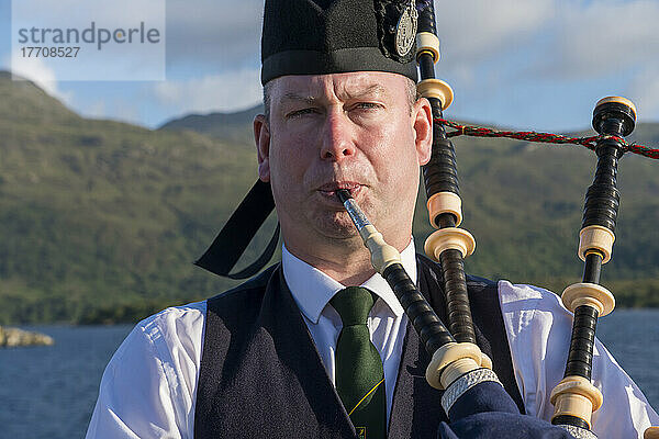 Ein schottischer Dudelsackspieler spielt Dudelsack in Kyle of Lochalsh  Schottland; Kyle of Lochalsh  Schottland