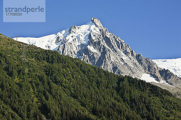 Oberhalb des Chamonix-Mont-Blanc-Tals  mit dem Mont-Blanc-Massiv und der Aiguille Du Midi im Hintergrund; Frankreich