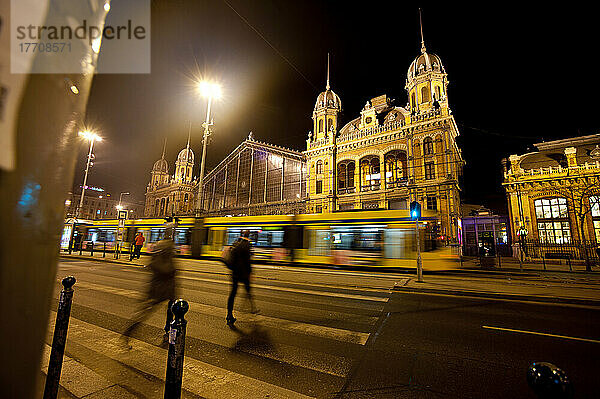 Straßenbahn und Personenübergang vor dem Budapester Westbahnhof bei Nacht  Budapest  Ungarn