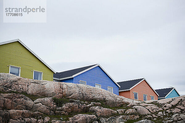 Bunte Häuser rund um Ilulissat an der Westküste Grönlands.