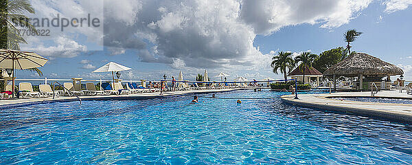 Touristen genießen den Swimmingpool des Resorts auf einer Karibikinsel; Dominikanische Republik