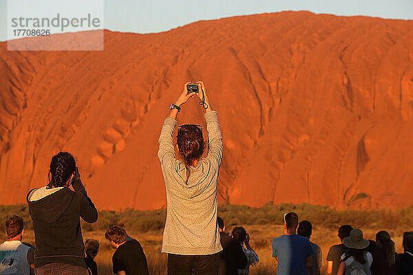 Fotografieren des Uluru  früher bekannt als Ayers Rock; Northern Territory  Australien