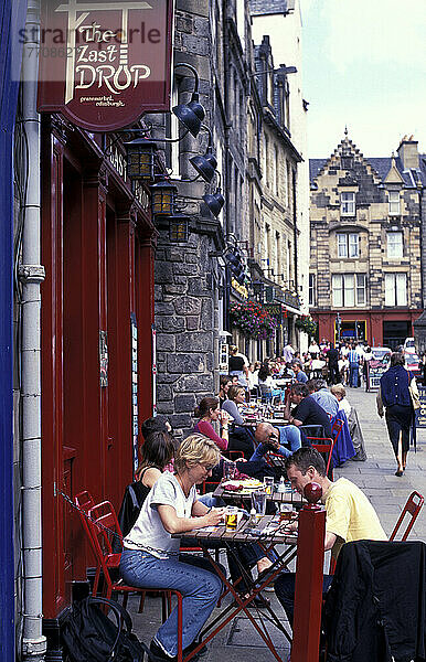Überprüfung des Fringe-Festivalplans vor dem Last Drop Pub  (August 2000) Grassmarket Entertainment Area of Central Edinburgh. Uk