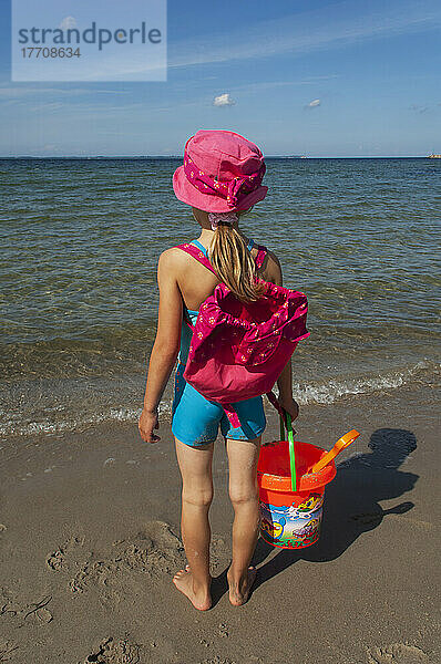 Ein junges Mädchen am Strand; Rügen  Deutschland