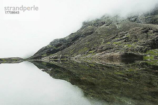Spiegelungen in einem vollkommen stillen kleinen See unterhalb von Sgurr Dearg und Sgurr Alasdair in den Black Cuillin; Isle Of Skye  Schottland