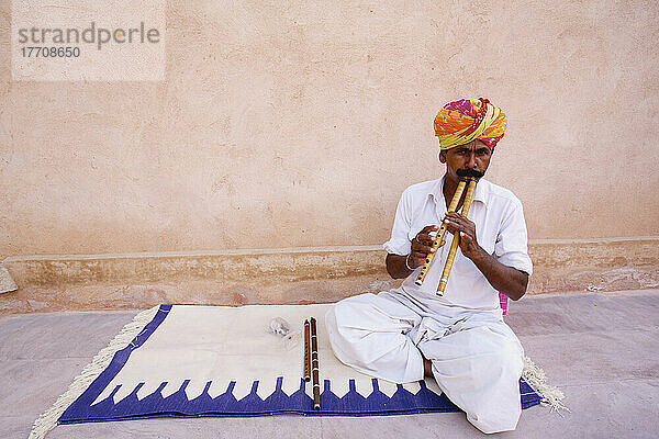Ein Mann spielt ein Musikinstrument im Ranvas-Palast; Rajasthan  Indien