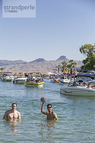 Ein Nachmittag mit dem Boot auf dem überfüllten Lake Havasu in Arizona; Lake Havasu City  Arizona  Vereinigte Staaten