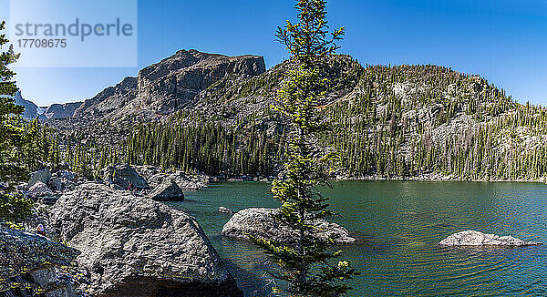 Bergige Schönheit entlang eines Sees; Denver  Colorado  Vereinigte Staaten von Amerika