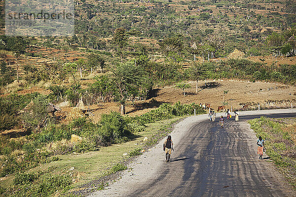 Menschen  die eine Straße entlanggehen; Konso  Äthiopien