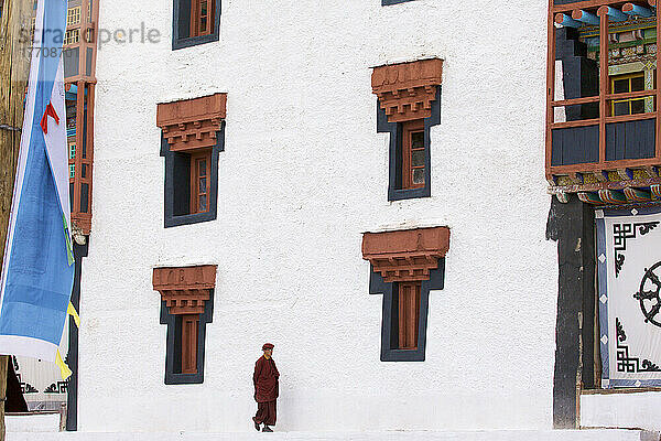 Buddhistischer Mönch im Hemis-Kloster an der Südseite des Indus-Tals; Ladakh  Jammu und Kaschmir  Indien
