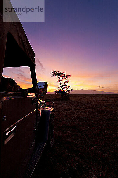 Silhouette des Führers im 4x4 vor dem Berg Kenia bei Sonnenaufgang  Ol Pejeta Conservancy; Kenia