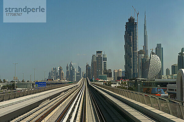 Blick entlang der Zugstrecke auf den Burj Khalifa und andere Gebäude; Dubai  Vereinigte Arabische Emirate