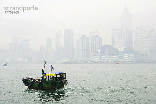 Ein Fischerboot im Hafen von Hongkong.