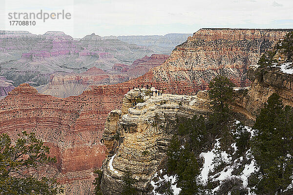 Weitwinkellandschaft des Grand Canyon mit Touristen  die auf einem Felsvorsprung fotografieren; Arizona  Vereinigte Staaten von Amerika