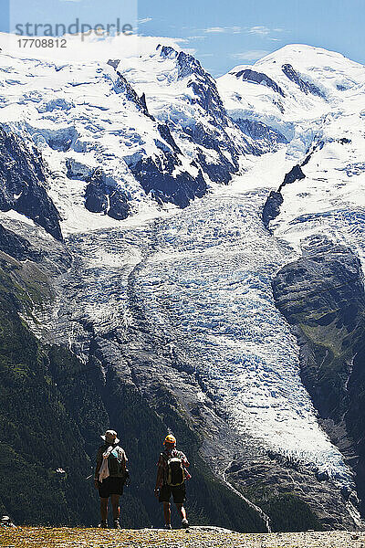 Sommerwanderung über dem Chamonix-Mont-Blanc-Tal  mit dem Mont Blanc im Hintergrund; Frankreich