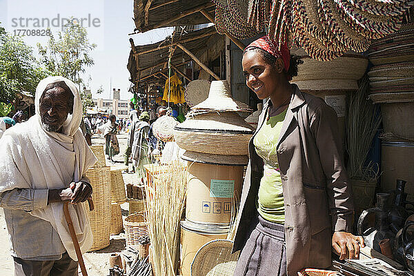 Äthiopische Frau  die Körbe auf einem lokalen Markt verkauft; Mekele  Region Tigray  Äthiopien
