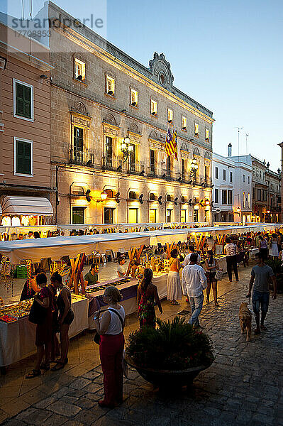 Kunsthandwerksmarkt am Placa De La Catedral in Ciutadella bei Nacht  Menorca  Balearen  Spanien