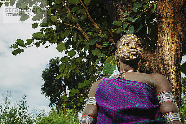 Junge Surma-Frau mit traditionell bemaltem Gesicht  Region Omo  Südwest-Äthiopien; Kibish  Äthiopien