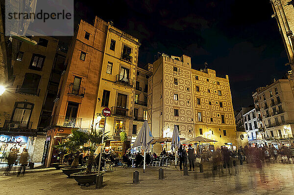 Terrasse vor der Basilika Santa Maria Del Mar in El Born; Barcelona  Katalonien  Spanien