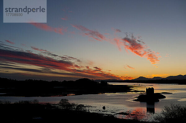 Silhouette von Castle Stalker in der Abenddämmerung; Appin  Argyll und Bute  Schottland