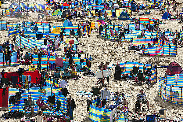 Menschenmassen am Strand von Treyarnon Bay; Cornwall  England