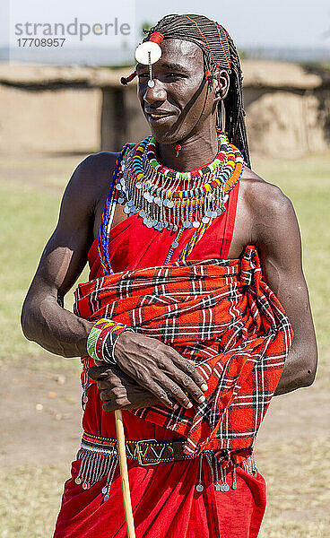 Massai-Tänzerin im Maasai Mara National Reserve  Kenia  Afrika; Narok  Narok County  Kenia