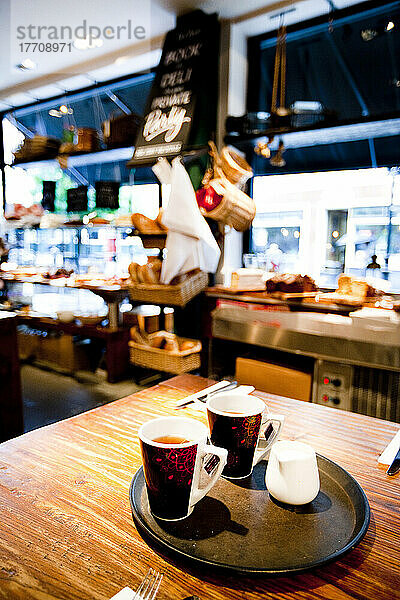 Heiße Getränke auf einem Tablett im Cafe Del Aziz  Fulham; London  England