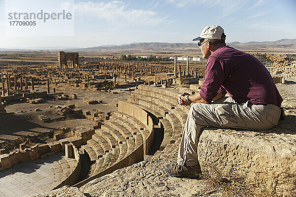Tourist besichtigt das Theater und die römischen Ruinen  Timgad  in der Nähe von Batna; Algerien