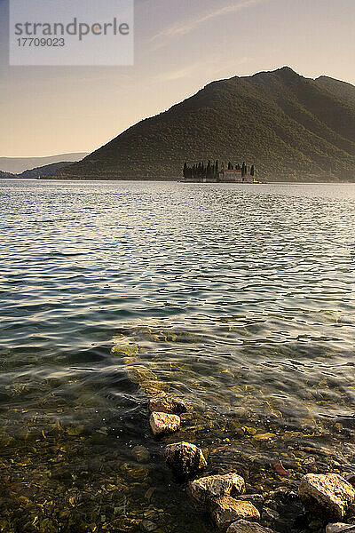 Insel und Kirche Bucht von Kotor Perast Montenegro.Tif