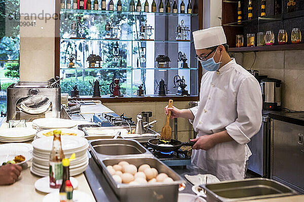 Ein Hotelkoch bereitet das Frühstück in China zu; Guangzhou Shi  Guangdong Sheng  China