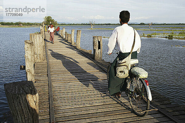 Radfahrer überquert U Bein-Brücke aus Teakholz; Mandaly  Burma