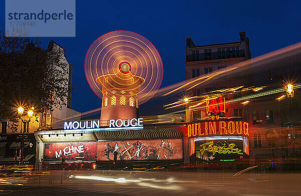 Moulin Rouge in der Abenddämmerung; Paris  Frankreich