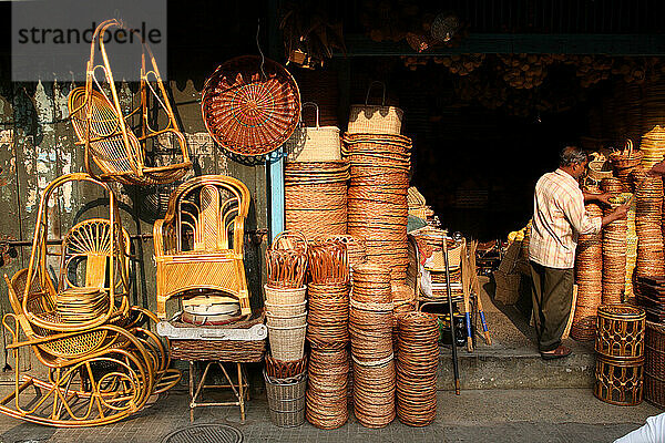 Korbwaren zum Verkauf in diesem Geschäft am New Market in der Nähe der Sudder Street  einem beliebten Viertel für preisgünstige Unterkünfte für Rucksacktouristen in Kalkutta / Kolkata  der Hauptstadt des Bundesstaates Westbengalen  Indien  Asien.