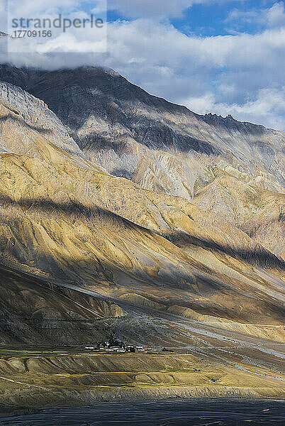 Wolken werfen Schatten auf das Himalaya-Gebirge; Spiti-Tal  Indien