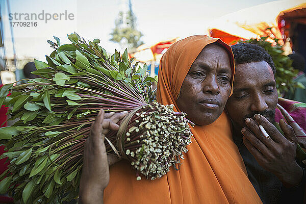 Qat-Verkäufer auf einem Markt außerhalb der Altstadt von Harar in Ostäthiopien; Harar  Äthiopien