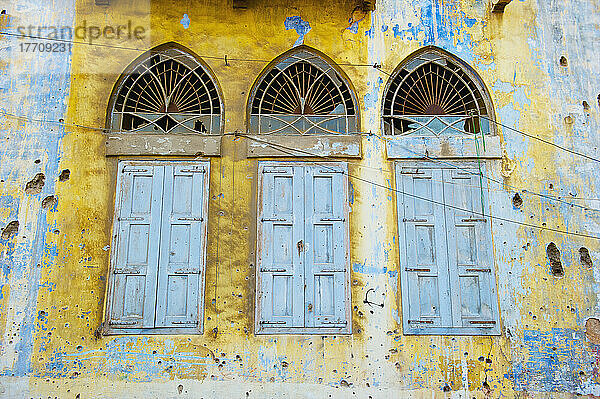 Kaputte Fenster und alte Fensterläden an einem verwitterten und abgenutzten Gebäude; Beirut  Libanon