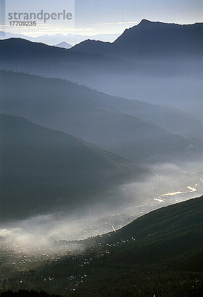 Morgennebel über Thimpu  der Hauptstadt von Bhutan Foto: Jill Mead/Axiom Nov 2003