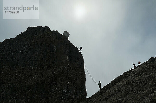 Silhouette von Menschen Abseilen von der unzugänglichen Pinnacle auf dem Gipfel des Sgurr Dearg; Isle Of Skye  Schottland