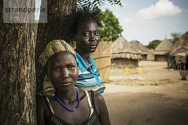 Junge Mädchen vom Stamm der Nuer  in der Nähe von Gambella  Westäthiopien; Äthiopien