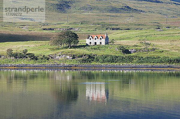 Ein einsames Haus am Ufer des Wassers; Skye  Schottland