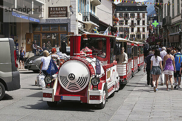 Spielzeugeisenbahn  die Menschen im Zentrum von Chamonix-Mont Blanc transportiert; Chamonix  Mont-Blanc-Tal  Frankreich