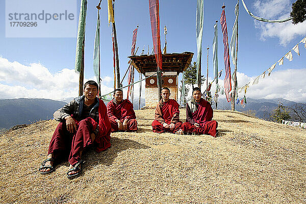 Buddhistisches Kloster und Gebetsfahnen  oberhalb des Paro-Tals  Bhutan
