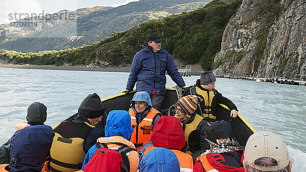Ein Reiseleiter leitet eine Bootstour  Torres Del Paine National Park; Torres Del Paine  Magallanes und Antartica Chilena Region  Chile