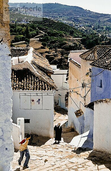 Einheimische gehen durch die Straßen von Chaouen