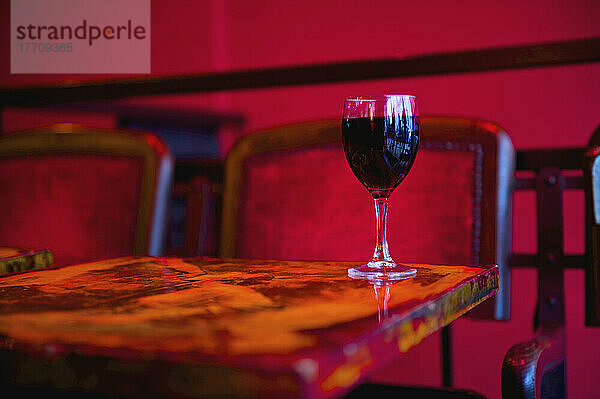 Ein Glas Rotwein auf einem Restauranttisch; Paris  Frankreich