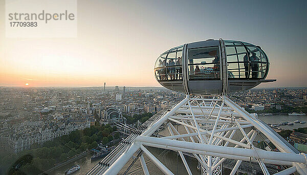 Touristen blicken aus der Luftperspektive des London Eye.