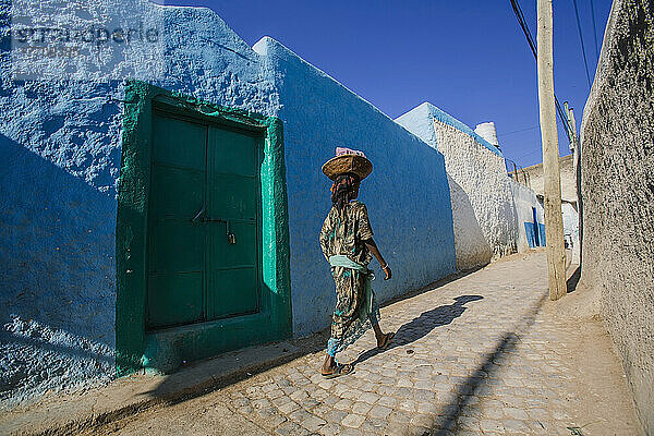 Eine junge Frau geht durch die bunten Straßen der Altstadt von Harar in Ost-Äthiopien; Harar  Äthiopien